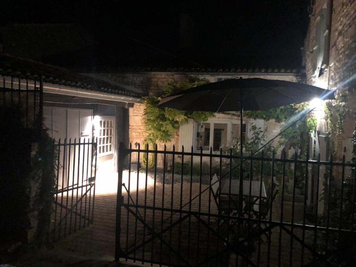 Gite Du Presbytere Port D'Envaux, Ravissante Maison De Charme Luaran gambar